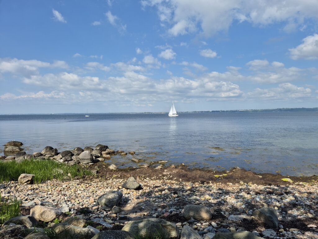 En ensam segelbåt ute på havet.