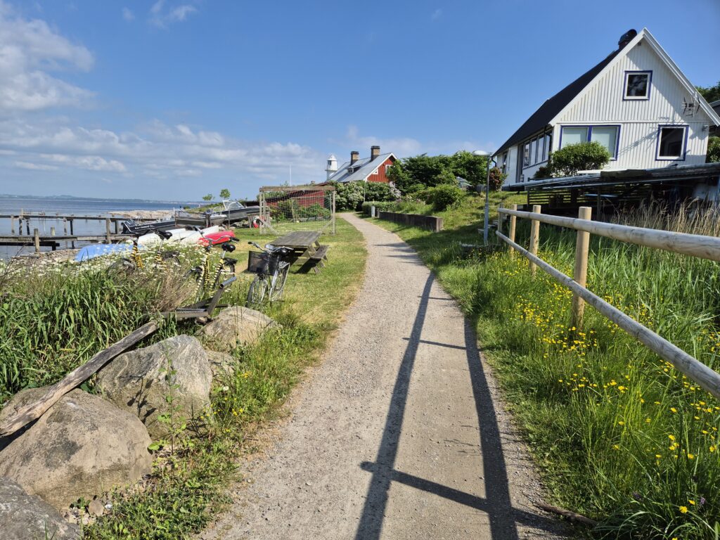 En grusväg på väg till hamnen till havet.