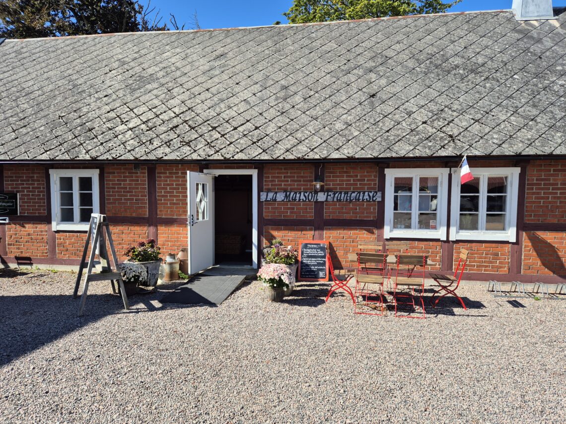 Ett korsvirkes hus där restaurang La maison francaise