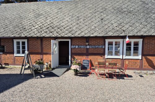 Ett korsvirkes hus där restaurang La maison francaise