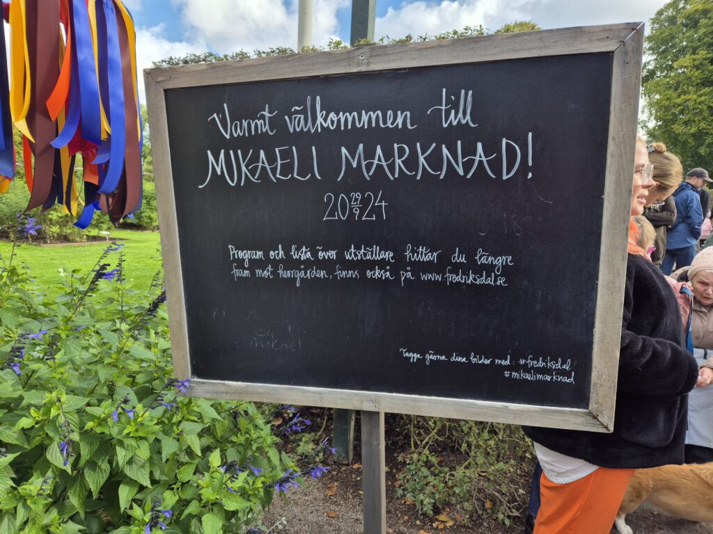 Mikaeli skördemarknad skylt vid ingången