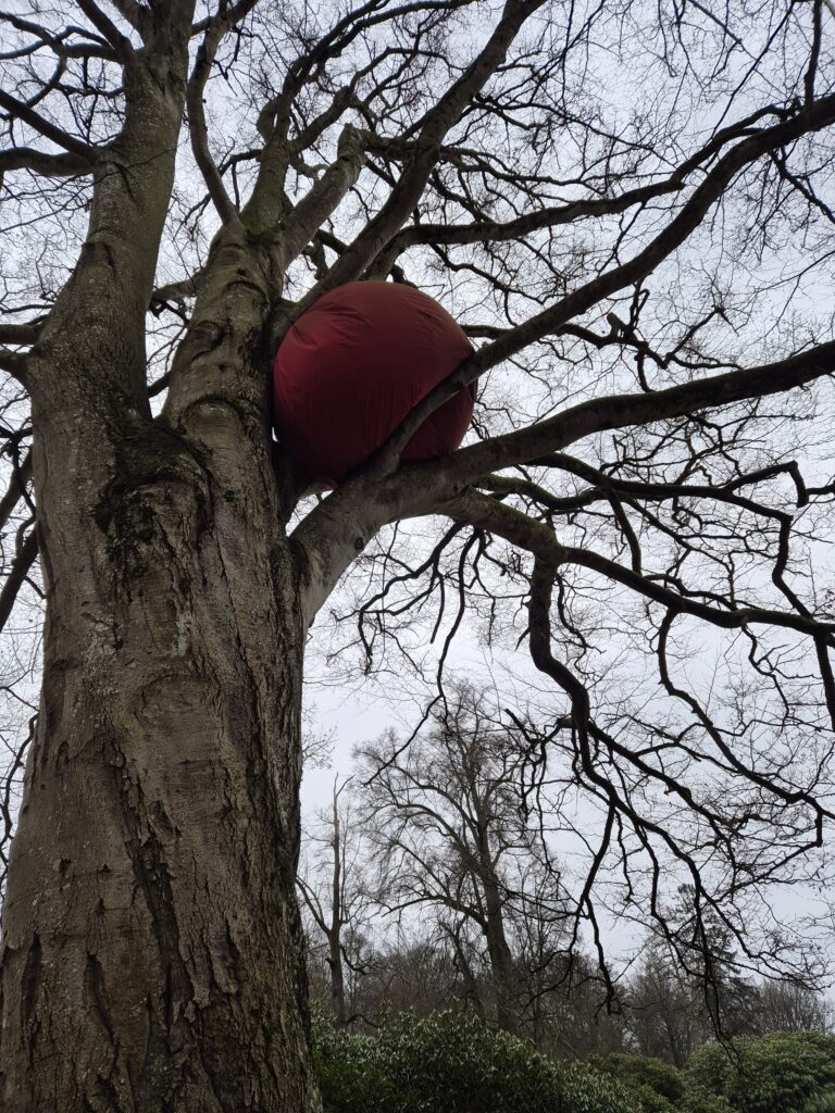 Attraktion boll i träd Wanås konstpark