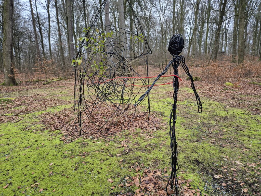 Streckgubben med röd tråd utställning av Japansk konstnär i Wanås konstpark