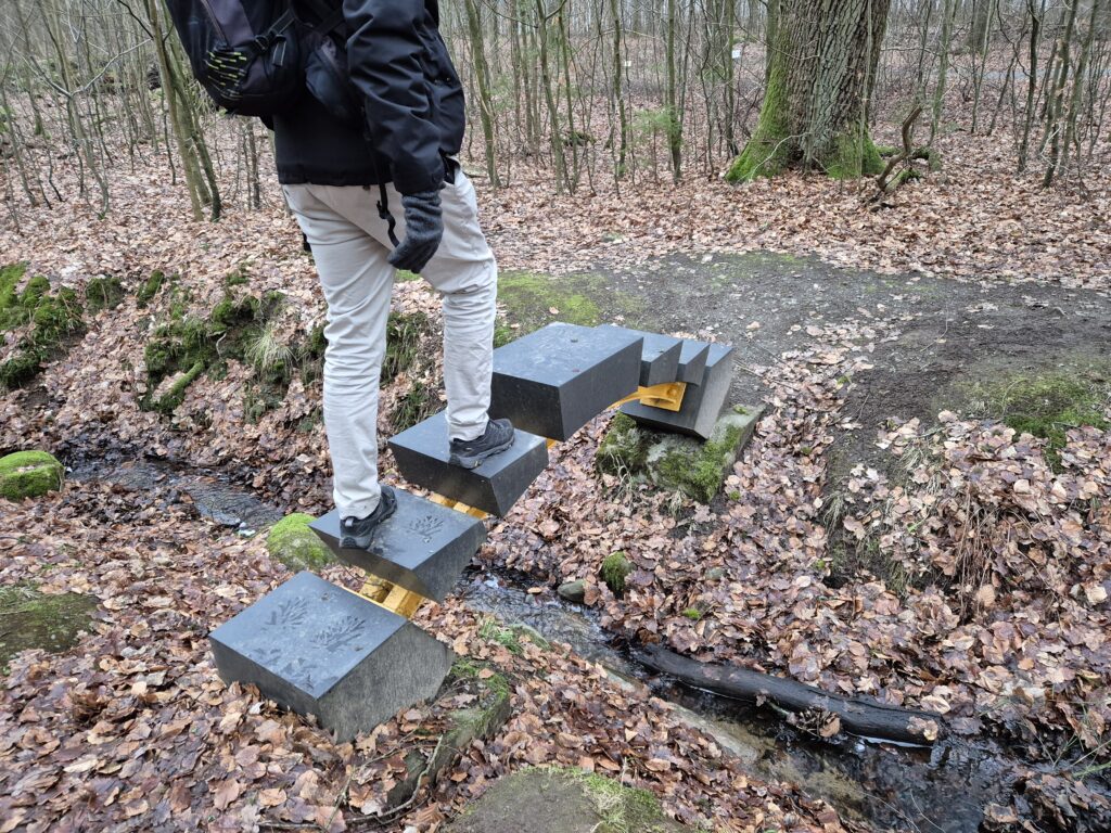 Flytande bro i Wanås konstpark