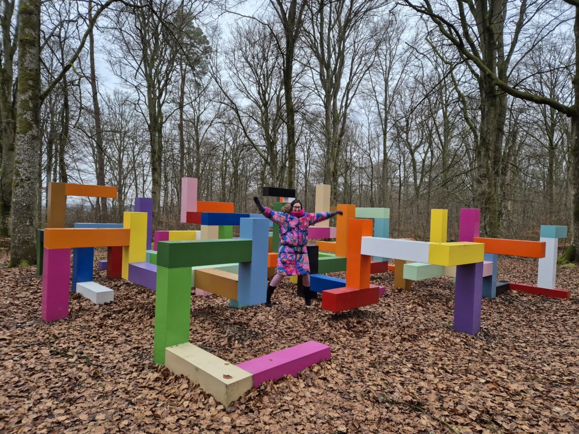 Färgsprakande utställning i Wanås park hoppelihopp