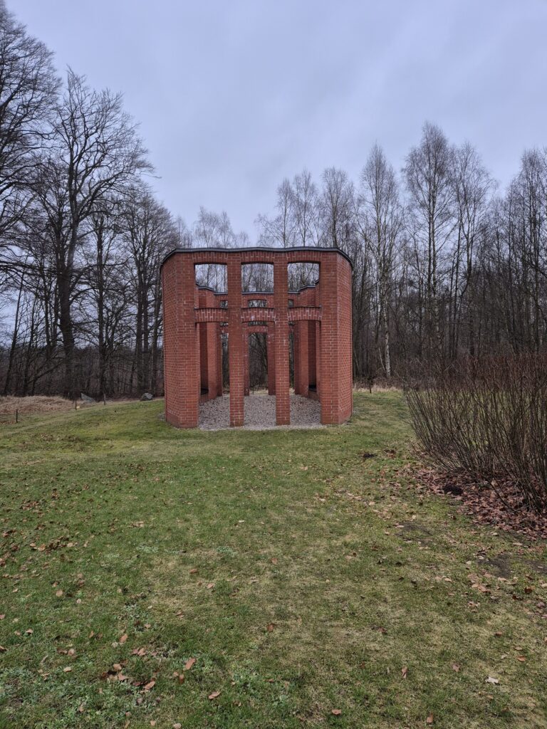 Permanent skulptur av tegelhus i Wanås konstpark