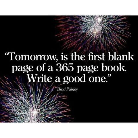 Nyårsbild med de fina engelska orden: Tomorrow is the first blank page of a 365 page book. Write a good one. Brad Paisley